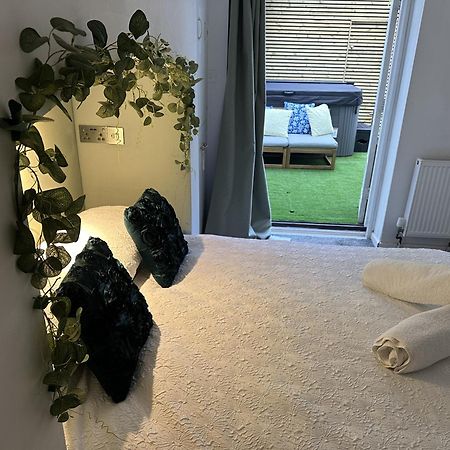 Town Centre Apartment With Hot Tub チェルトナム エクステリア 写真