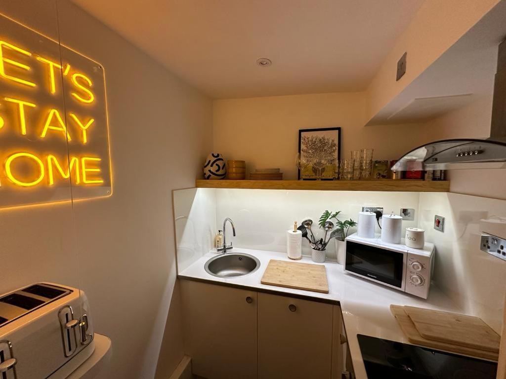 Town Centre Apartment With Hot Tub チェルトナム エクステリア 写真