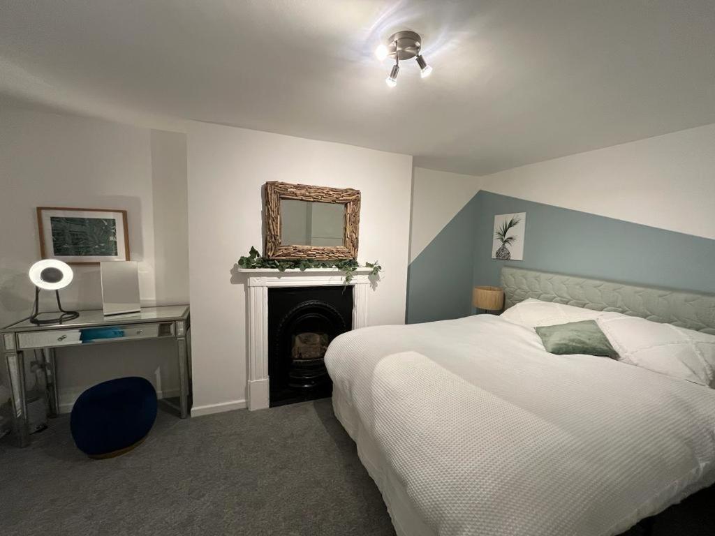 Town Centre Apartment With Hot Tub チェルトナム エクステリア 写真