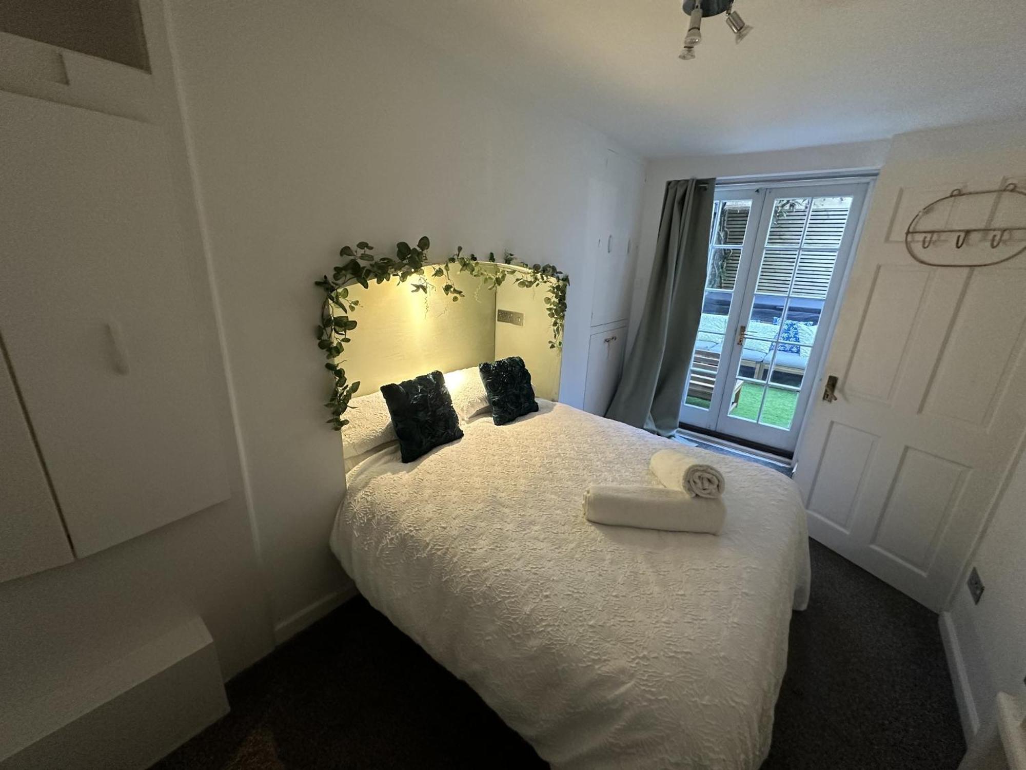 Town Centre Apartment With Hot Tub チェルトナム エクステリア 写真