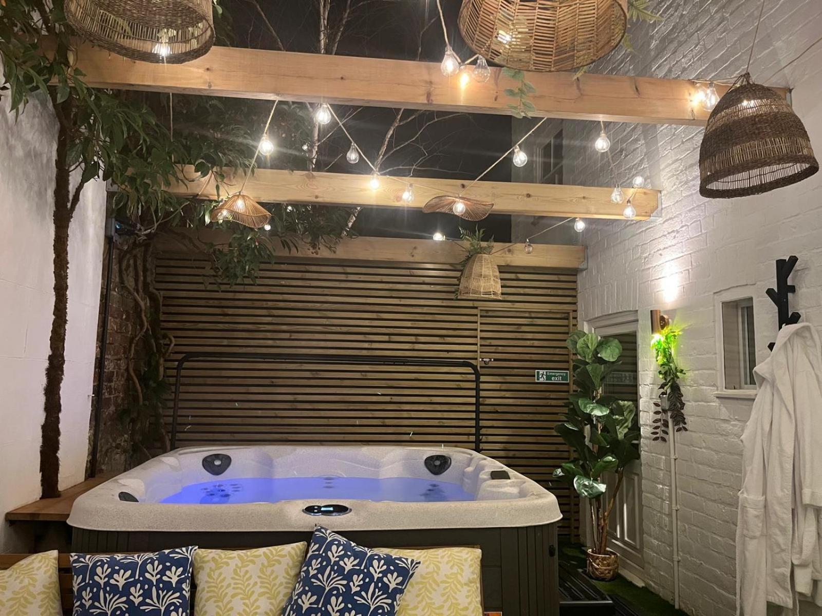 Town Centre Apartment With Hot Tub チェルトナム エクステリア 写真