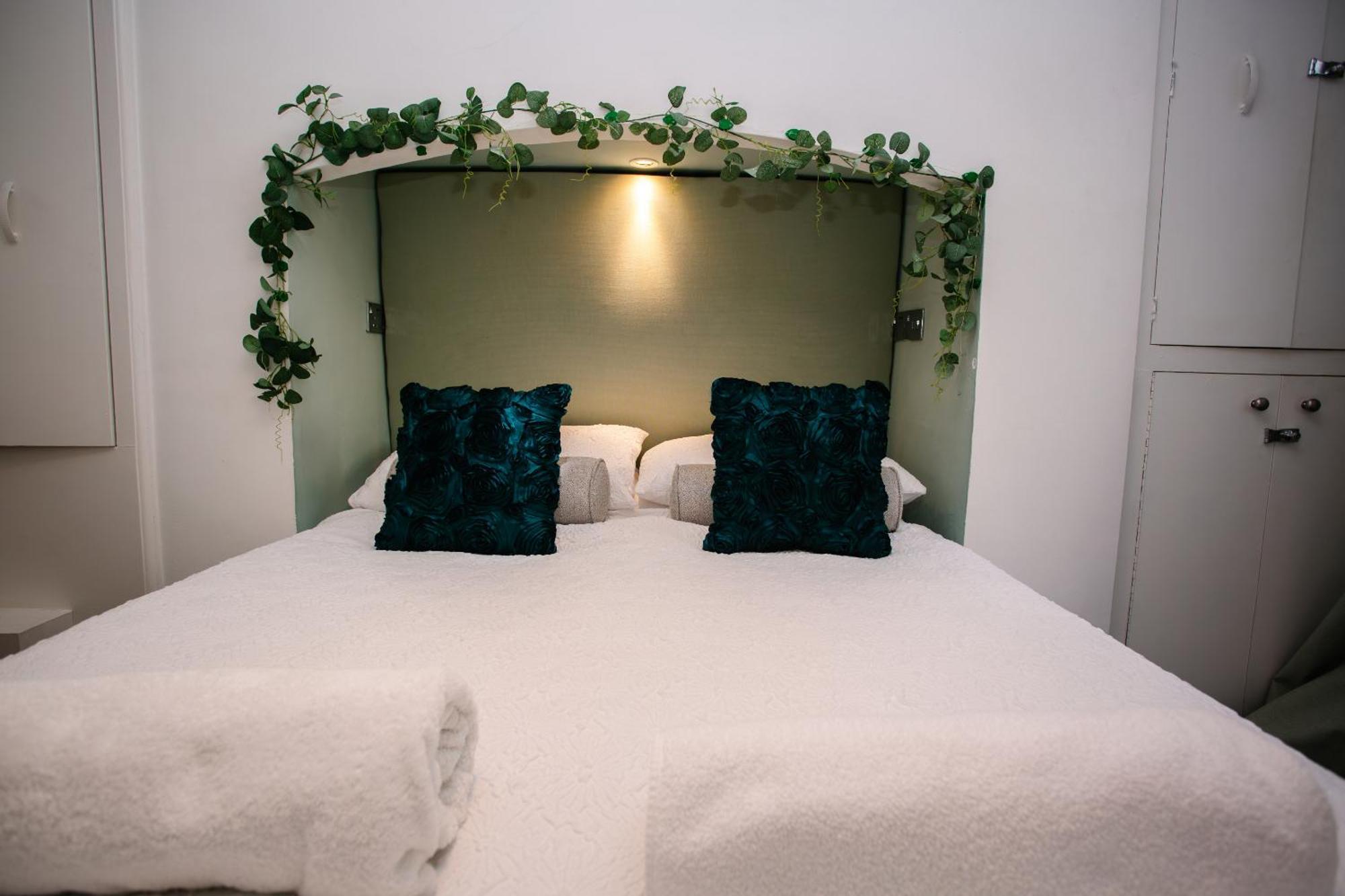 Town Centre Apartment With Hot Tub チェルトナム エクステリア 写真