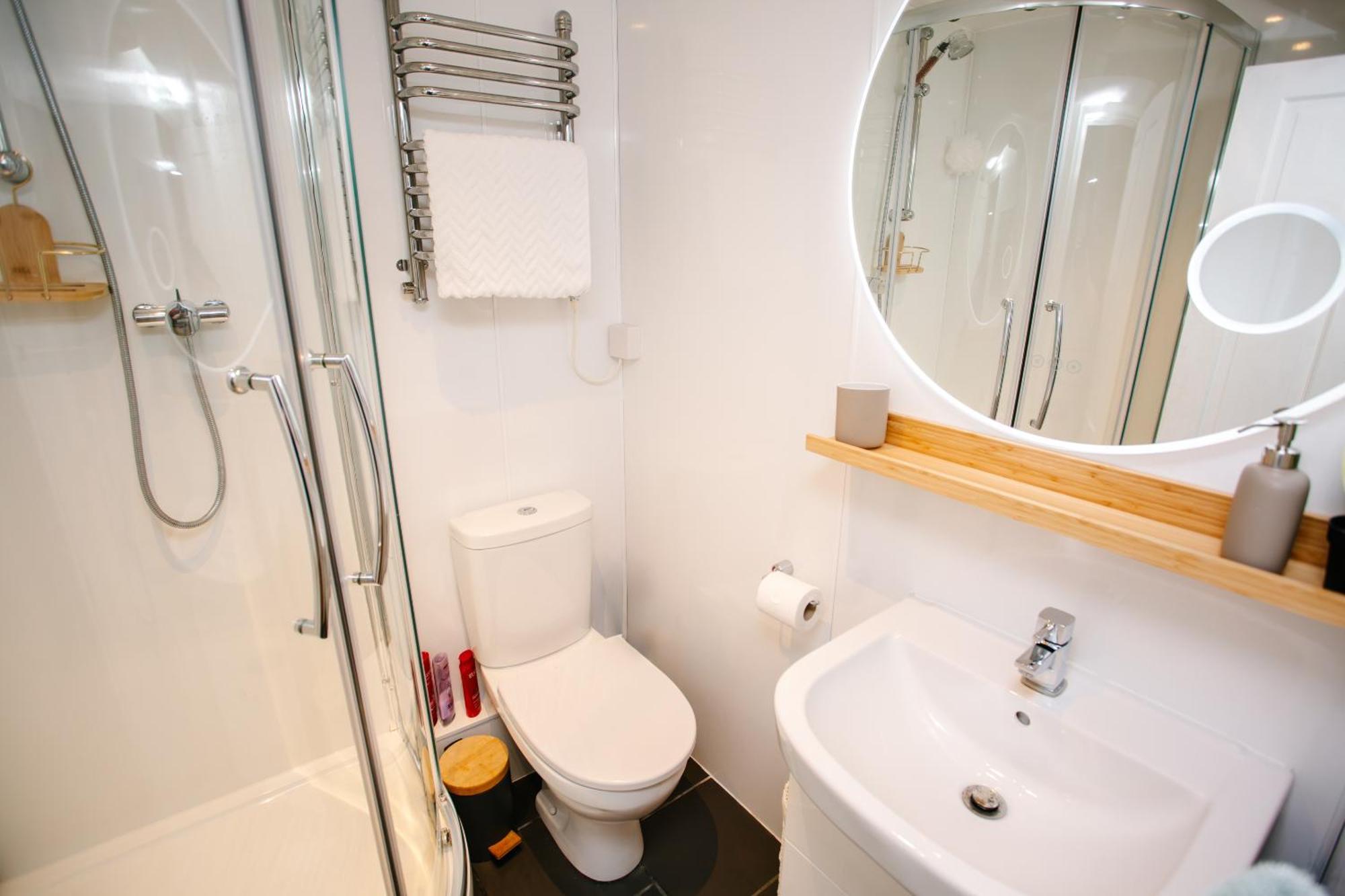 Town Centre Apartment With Hot Tub チェルトナム エクステリア 写真